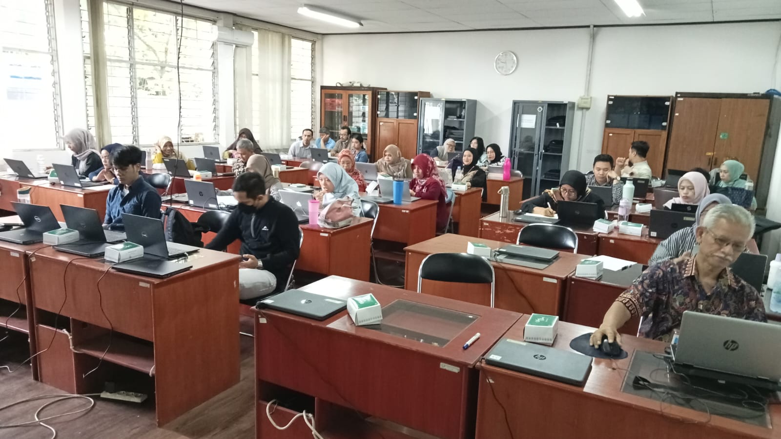 Dosen Jurusan Akuntansi Ikuti Pelatihan Technology Literacy for Educators dan Sertifikasi Microsoft Certified Educator